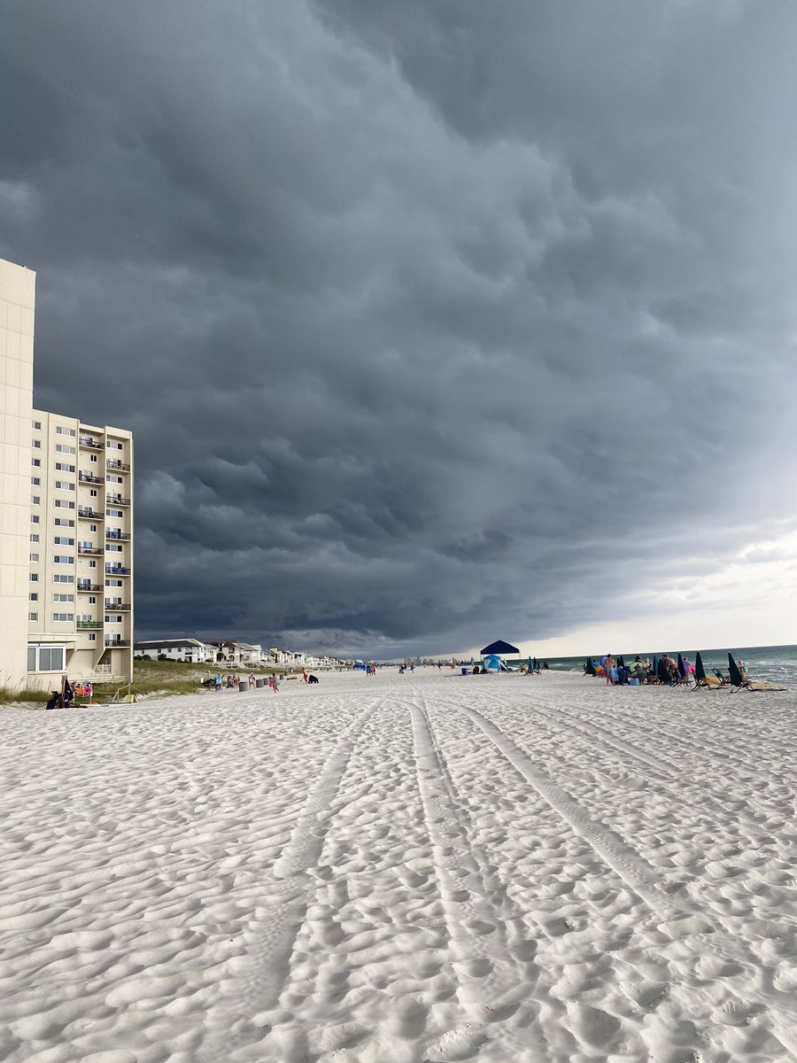 MorganHannahh's tweet photo. Storm rolling in to Inlet Beach, FL @spann https://t.co/hhVJv9pFfO