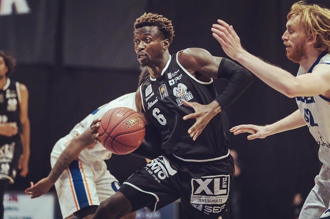 DrewEbanks's tweet photo. ON POINT BALLIN: Looking forward to having Pro Baller & huge community supporter @MyckK9 on the show tonight at 8pm! He's got a whole lot going on to give back to the youth! @BarnBurnerNET & @zingotv Channel 250! #onpoint #canball #barnburnernet
#theyouthareourfuture #myckk9 https://t.co/nRYFmxbZq3