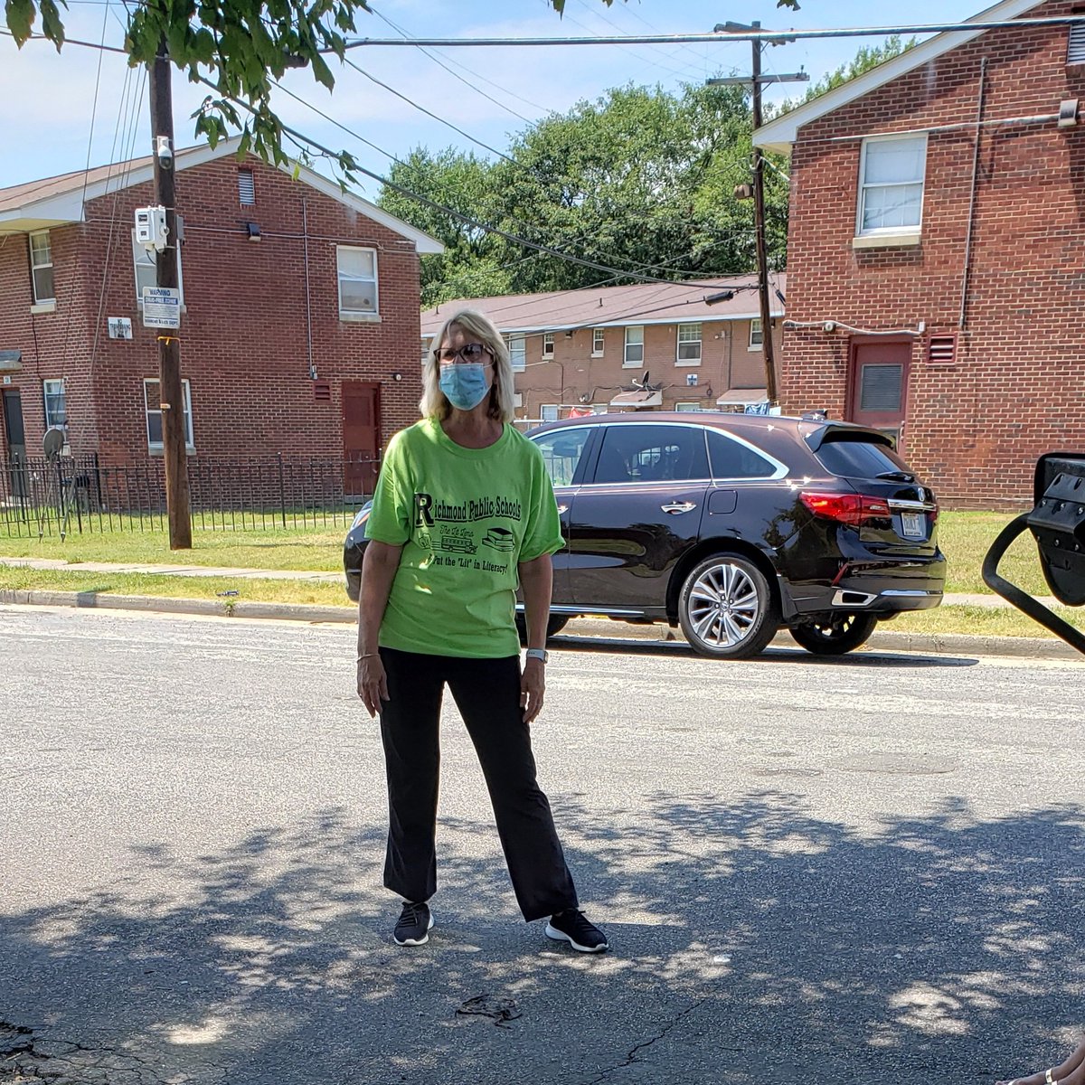 tcrawley8's tweet photo. The Lit Limo will make several stops in the East End. Please check the schedule for Wednesday. Fairfield students may pick up books at 11:45(Fairfield Parking Lot) and 12:00(Deforest &amp; Ambrose) Please join us to select books. Reusable bags are available while supplies last! https://t.co/VuAgZCEiVQ