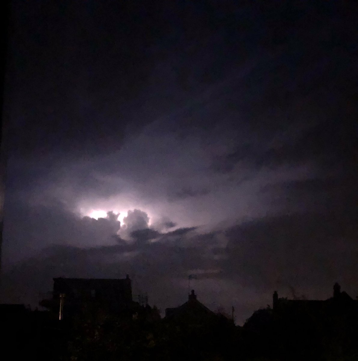 _wdhs_'s tweet image. Really cool and active storm happening!! (: I tried to take photos as well as I could lmao