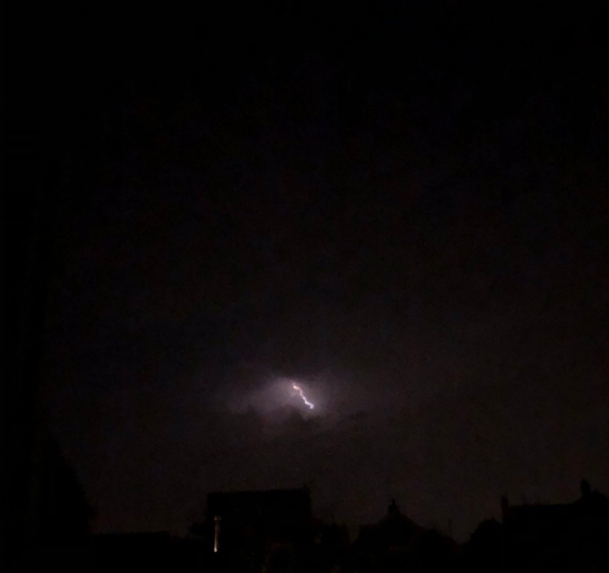 _wdhs_'s tweet image. Really cool and active storm happening!! (: I tried to take photos as well as I could lmao