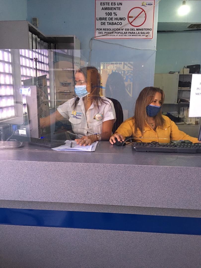 HidrolaraCA's tweet photo. #11Ago || Trabajando en conjunto las gerencias de Telemática y Municipios Foráneos de Hidrolara en pro de la recuperación de la operatividad de la taquilla de cobro de Carora, Mun. Torres, para la atención de nuestro pueblo la han dejado 100% operativa y en funcionamiento. https://t.co/0Bjpnyo8Fq