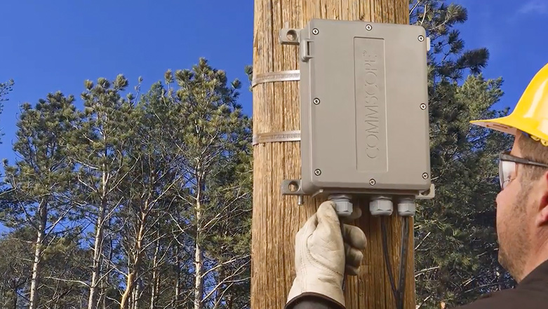 stym_argentina's tweet image. El sistema energizado de fibra óptica simplifica la adición de puntos de acceso Wi-Fi, cámaras IP, teléfonos VoIP y más, distribuyendo la energía a localidades remotas. Conozca características, ejemplos y topología en: bit.ly/2DQgRTI
#commscope #CommScopeCALA #ThinkFiber