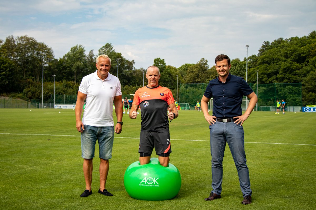 FCErzgebirgeAue's tweet photo. Kurz vor der Abfahrt ins Trainingslager gab es noch Besuch von unserem Gesundheitspartner #AOKPLUS Sachsen/Thüringen. Martin Schmidt (AOK Leiter für das Vertriebscenter Erzgebirge) überreichte unserem Fitnesstrainer Marco #Kämpfe 15 neue Pezzibälle. Vielen Dank! 💪⚒ https://t.co/cNepDzFhQU