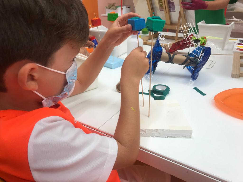 teatenerife's tweet photo. 📷 Las niñas y los niños ya disfrutan, junto a sus familias, del #MiniTaller del Espacio #MiniTEA
Recuerda que ahora para asistir a este espacio dedicado al trabajo plástico libre y creativo hay que pedir cita previa llamando al 922 84 90 90
https://t.co/9qzQ8DrAmX https://t.co/jrHgGisu1e