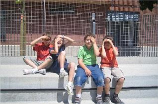 PJConesa's tweet photo. 1/ Según la OMS, uno de los principales riesgos de contagio está en espacios cerrados y con poca ventilación. ¿Os suena, verdad? 

Pero… sabiendo que es una prioridad realizar una #VueltaSegura a las aulas. ¿Se está haciendo algo con estos espacios? Pregunto. 

#TochoHilo va. https://t.co/VDDgqw8Vbg