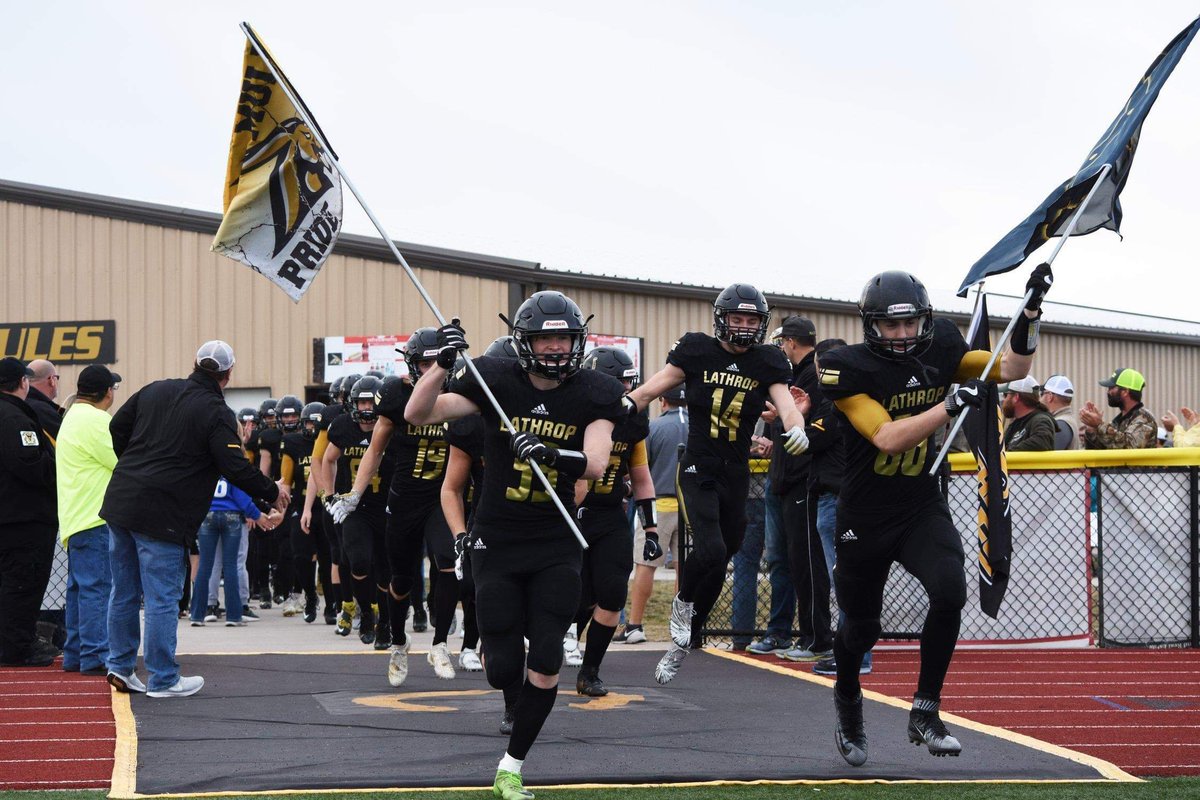 cdye56's tweet photo. #HighSchoolFootballRocks

"Destiny vs Dynasty"

2018 Missouri Class 2 Semifinals 

@LathropAthleti1 shocked the world when they ended Lamar's 7 year run at the top.

What an atmosphere this game had, big fight feel!!

@LeaderMOSports @Mules_Football @coachmac13 @KCI_Athletics https://t.co/qB2XMvX3yj