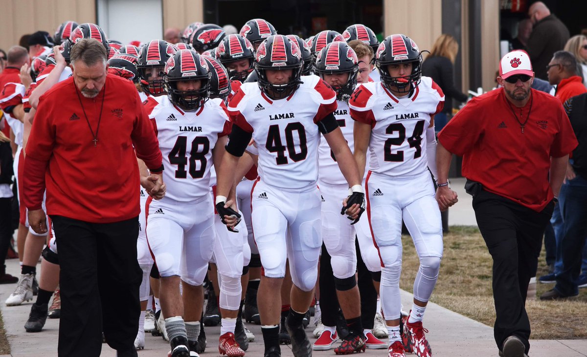 cdye56's tweet photo. #HighSchoolFootballRocks

"Destiny vs Dynasty"

2018 Missouri Class 2 Semifinals 

@LathropAthleti1 shocked the world when they ended Lamar's 7 year run at the top.

What an atmosphere this game had, big fight feel!!

@LeaderMOSports @Mules_Football @coachmac13 @KCI_Athletics https://t.co/qB2XMvX3yj