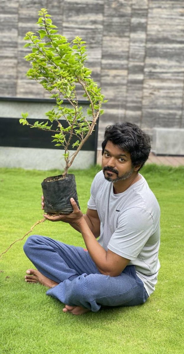 0zRio's tweet photo. #thalapathy  #GreenIndiaChallenge This pictures shows his friendship and positivity 😍 lots of respect to our one and only #thalapathyvijay @actorvijay https://t.co/nghzazKTM4
