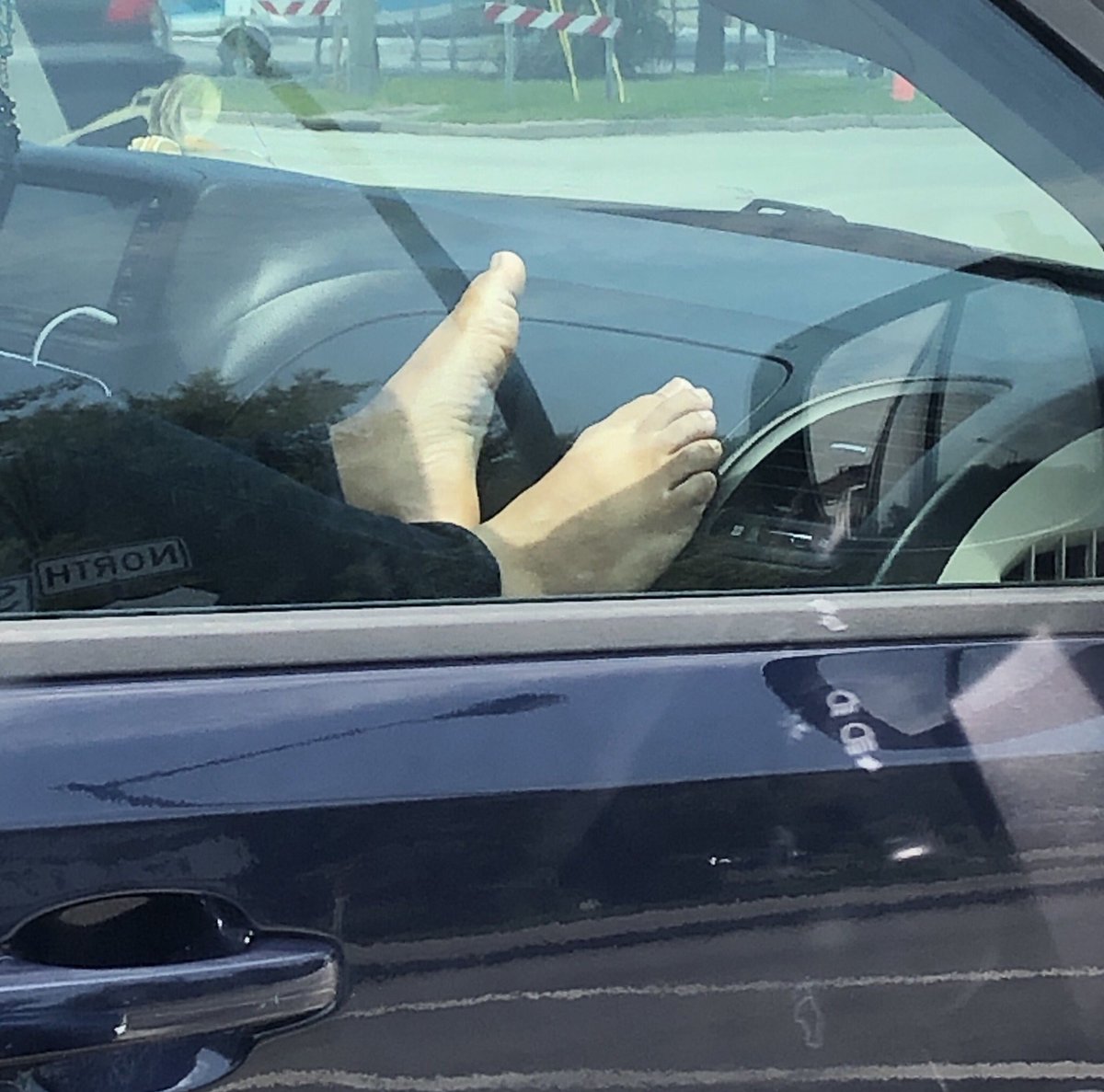 TrooperBob_SC's tweet photo. Air bags can inflate at about 200mph, faster than the blink of an eye. If your feet are on the dash and the air bag deploys, it could break your bones and send your feet to your face. If you’ve been in a serious crash or investigated one, you have seen what it can do. 
🛣🚙 https://t.co/89O9WT4GRN