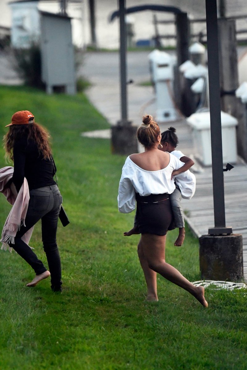 Bey_Legion's tweet photo. Beyoncé &amp; Rumi on a family day in the Hamptons — Aug. 10th. https://t.co/gmoDzkSaiG