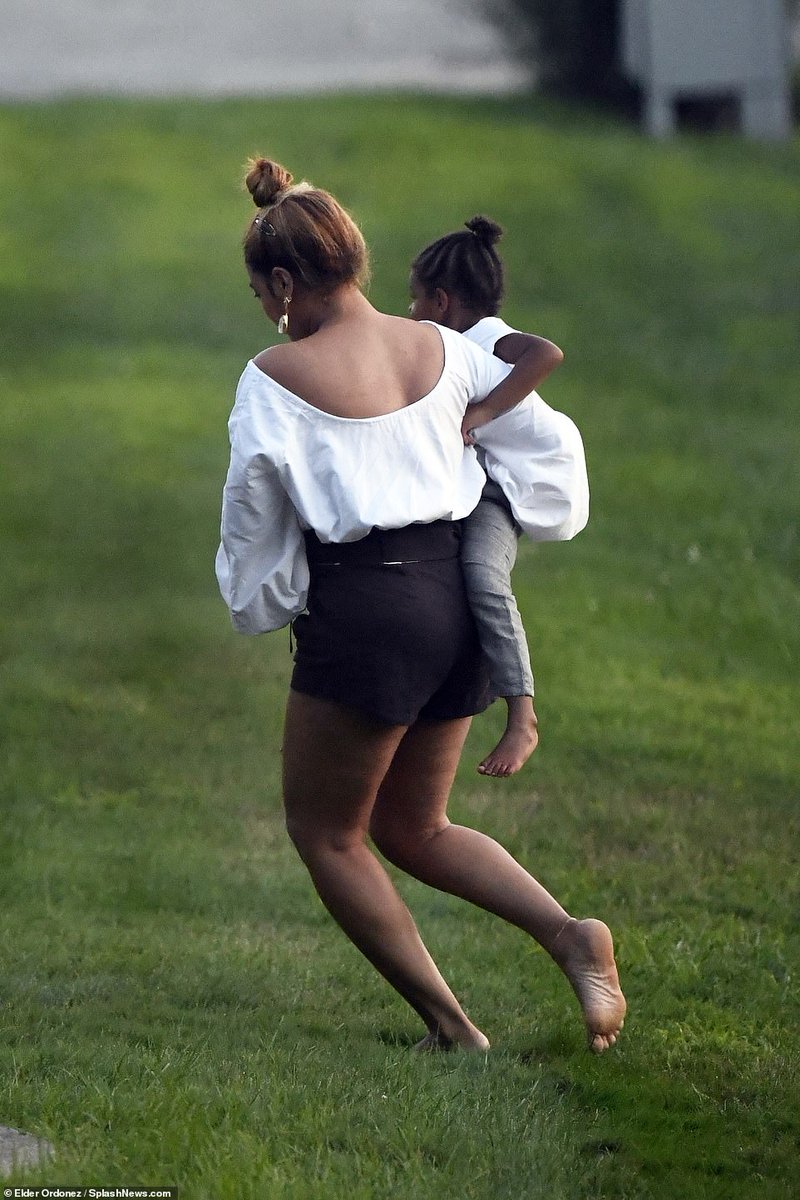 Bey_Legion's tweet photo. Beyoncé &amp; Rumi on a family day in the Hamptons — Aug. 10th. https://t.co/gmoDzkSaiG