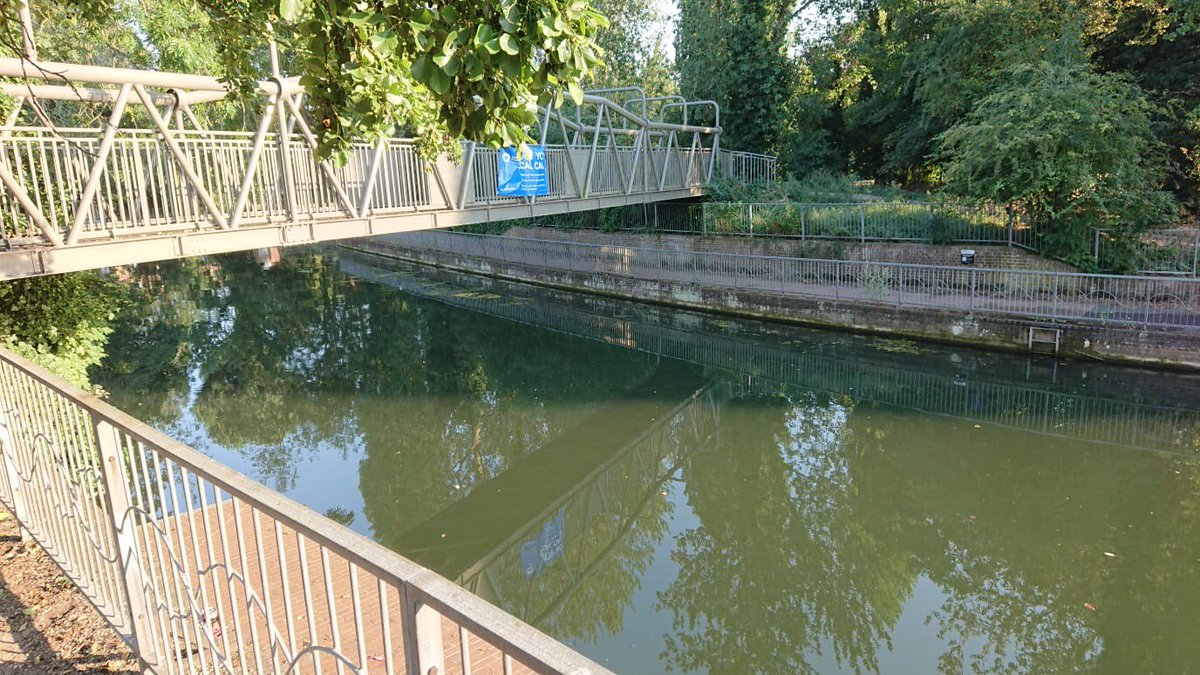 Callout to ware - 
All clear on the bridges now

Please do not jump from height into unknown water it’s hugely dangerous!

We want you to have a safe summer not spend it in hospital! #think !

#hertfordshire #waterrescue #volunteers