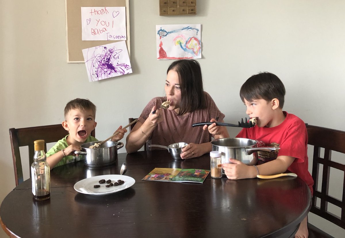 EarlyONWR's tweet image. A children’s book gives us many opportunities to #extendlearning. We read Goldilocks, made porridge, and ate it in our favourite bowls, while sitting in our favourite chairs. How have you explored a story lately?
zerotothree.org/resources/216-…