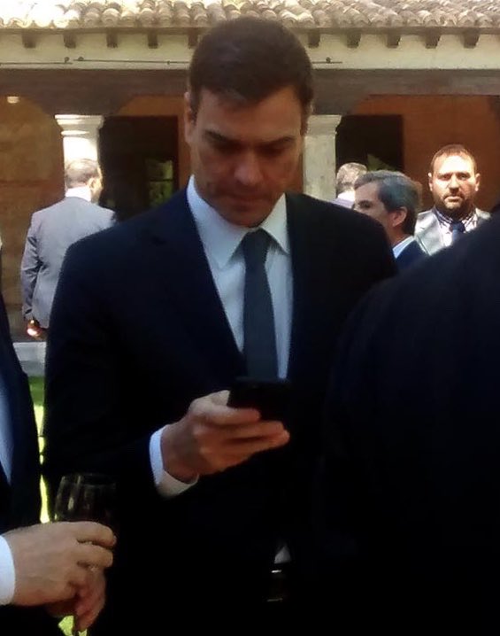 infiltradoxxxc's tweet photo. -Pedro, te necesito estoy en apuros
-#SeFuertePablo ahora estoy de vacaciones https://t.co/bE9xqsXrTs
