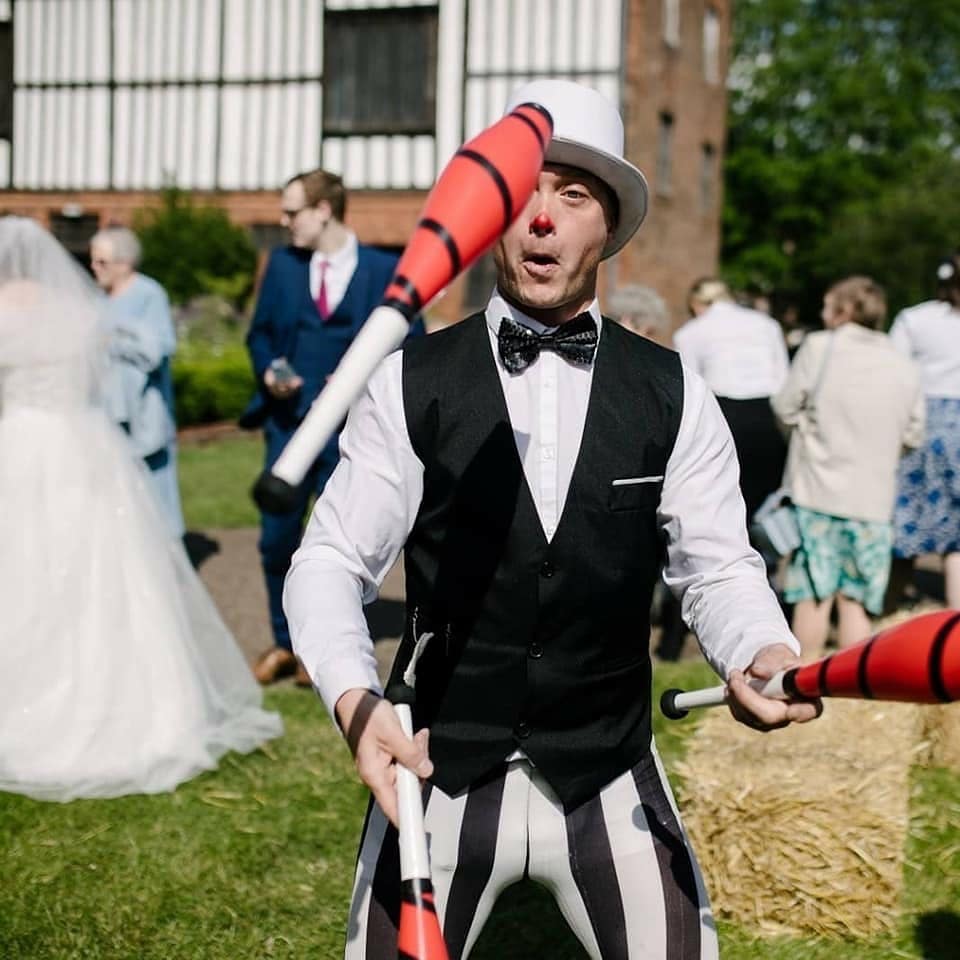 PAL_ENT's tweet photo. Save our local businesses and support our markets in Pontefract, Ossett and Castleford. Meet our juggling stilt walkers as well. https://t.co/6fLa5KSZTi
