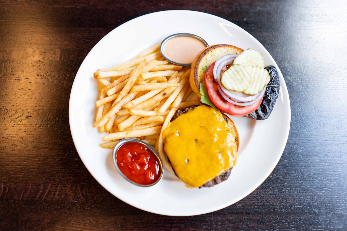 Nothing beats a juicy, Old School Cheeseburger. Join us for outdoor dining or get your fix by ordering for pick-up! 
 📞 (816) 216-7978 #ClubhouseExperience