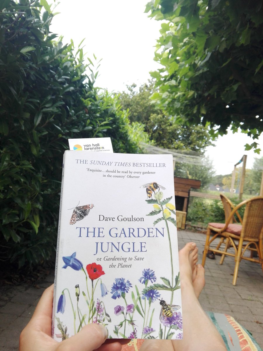 What a fantastic summer holidays book! I am sure it reads well in other times of the year too. Thanks for the suggestion @RobinHeinenNL, thanks for writing <a href="/DaveGoulson/">Dave Goulson</a>. Er is ook een Nederlandse vertaling. Informatief, down to earth en inspirerend!