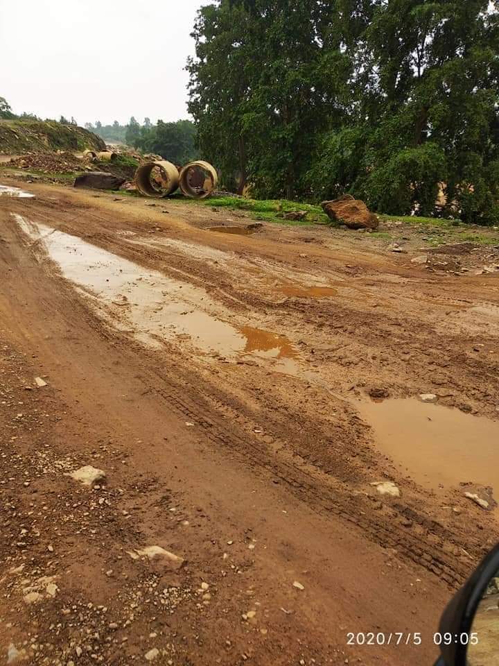 Ritvip1987's tweet photo. Dear @nitin_gadkari @ChouhanShivraj @RitiPathakSidhi 
जिस दिन आप इस रोड (सीधी-सिंगरौली) से चलकर मेरे घर आएंगे, उसदिन मैं आपको मेरे माँ के हाथों का बना स्वादिष्ट कढ़ी-चावल और रिकमज का मसलहा खिलाऊंगा..
शर्त- नाव और ट्रैक्टर से नही आना है
(नोट-आश्वासन पिछले 6साल से मैं सुन रहा हूँ) https://t.co/rIliX3GOxE