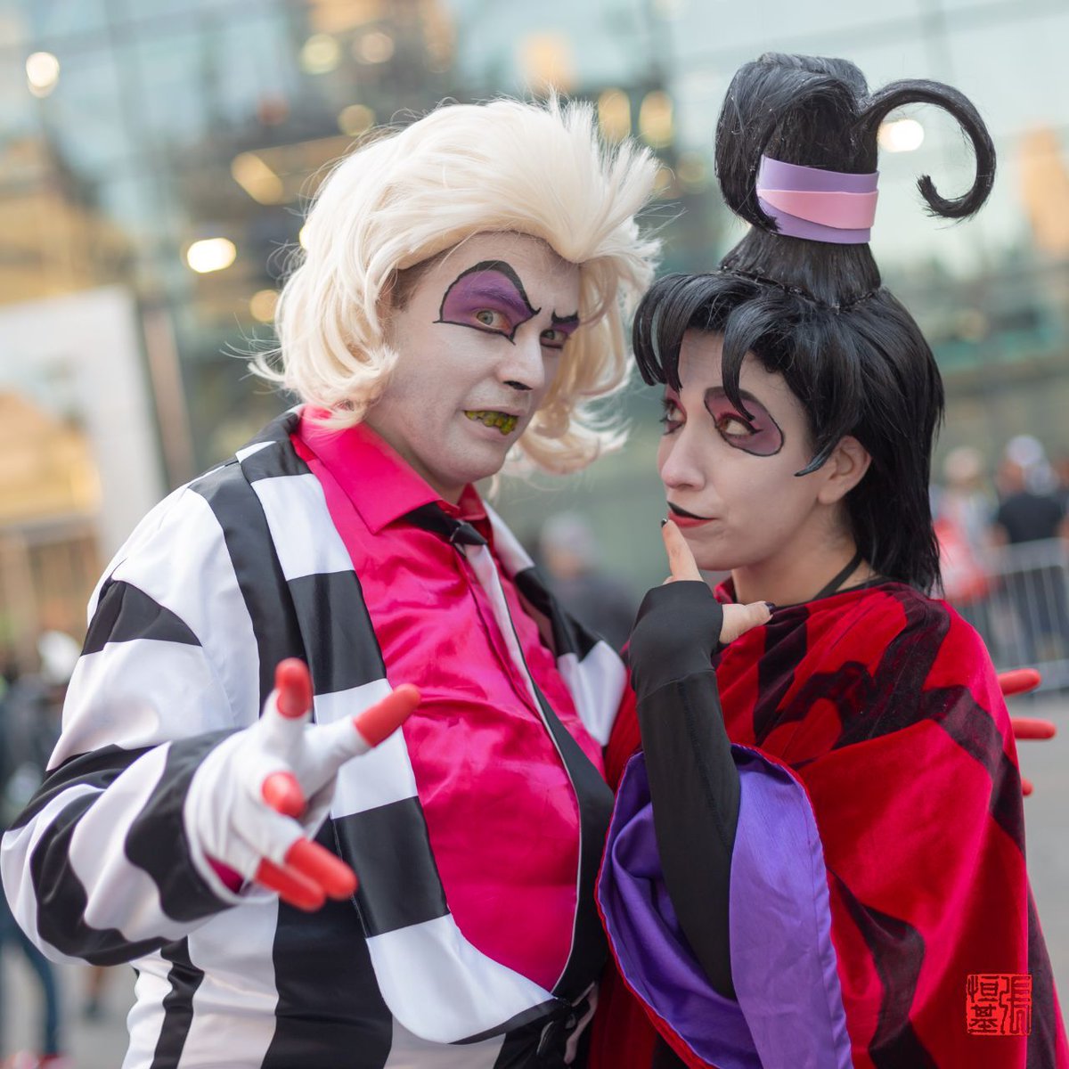 FoodAndCosplay's tweet photo. #Beetlejuice & Lydia Deetz
#Cosplay by Knowlabito_Incognito (IG)
Photos by @FoodAndCosplay
Taken at @NY_Comic_Con 2019
#beetlejuicecartoon #cartoon #cartoonbeetlejuice #beetlejuicecosplay #lydiadeetzcosplay #lydiadeetz
Click the link for more photos https://t.co/Cuhk7htXqL https://t.co/pe5S0ZcbfS
