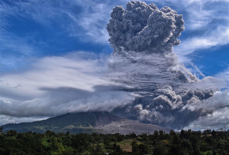 Indonesia’s Sinabung volcano ejects towering column of ash. Download the app or click on https://t.co/GPnzEaMxzK to read this article from NBC. https://t.co/z2Esw00pg2