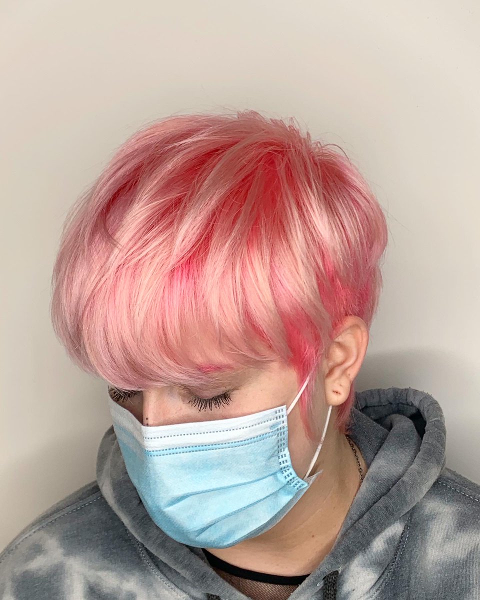Stylelab_ch's tweet image. We LIVE for pink hair RN! @PulpRiotHair Cady shadow root is 🔥🔥🔥🤍🤍
