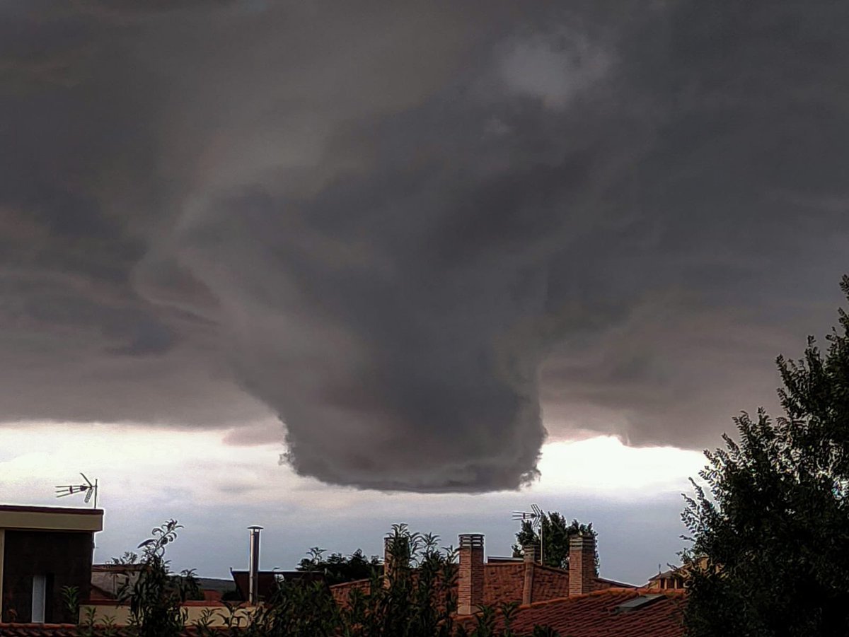 mariserra30's tweet photo. Imágenes terrorificas. El sonido al estallar la tormenta difícil de olvidar... #CiudadReal #Tormenta #PiedrasDeHielo https://t.co/SjXmO1gQIb