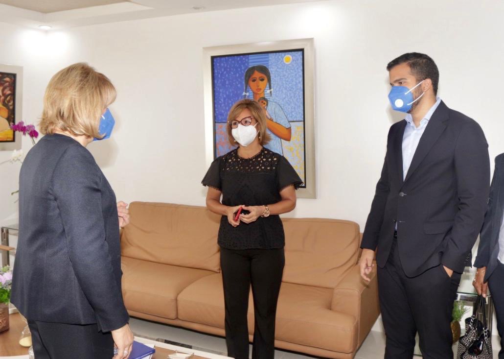 La Dra. <a href="/yadirahenriq/">Yadira Henriquez</a> estuvo el día de ayer en las instalaciones del @plansocialrd en donde se llevó a cabo el proceso de transición.