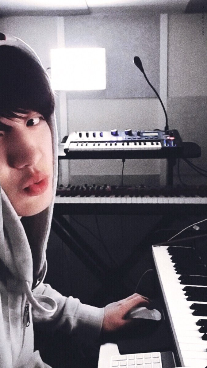 fireyeollie's tweet photo. Chanyeol fazendo lives de madrugada lá na Coreia é meu conceito favorito, aliás tava até com saudades... Ele é tão precioso♡ https://t.co/XmX1oegLav