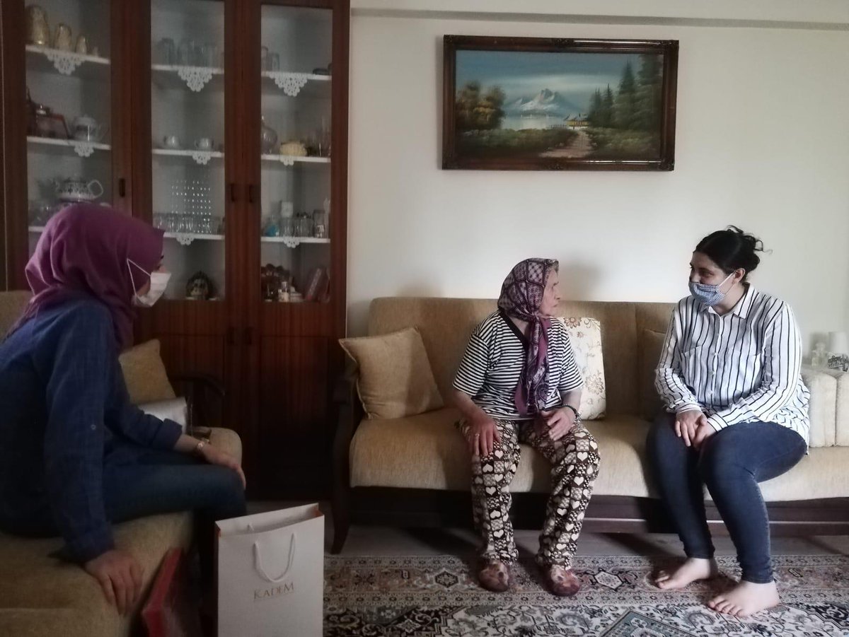 genckadem's tweet photo. Denizli Merkezefendi ilçesinden 2O yaşındaki şehidimiz Astsubay Ali Erdemir’in annesi Fatma Erdemir.

Vatan size  minnettar!

#VefaZamanı https://t.co/Q4ZK4K0E97