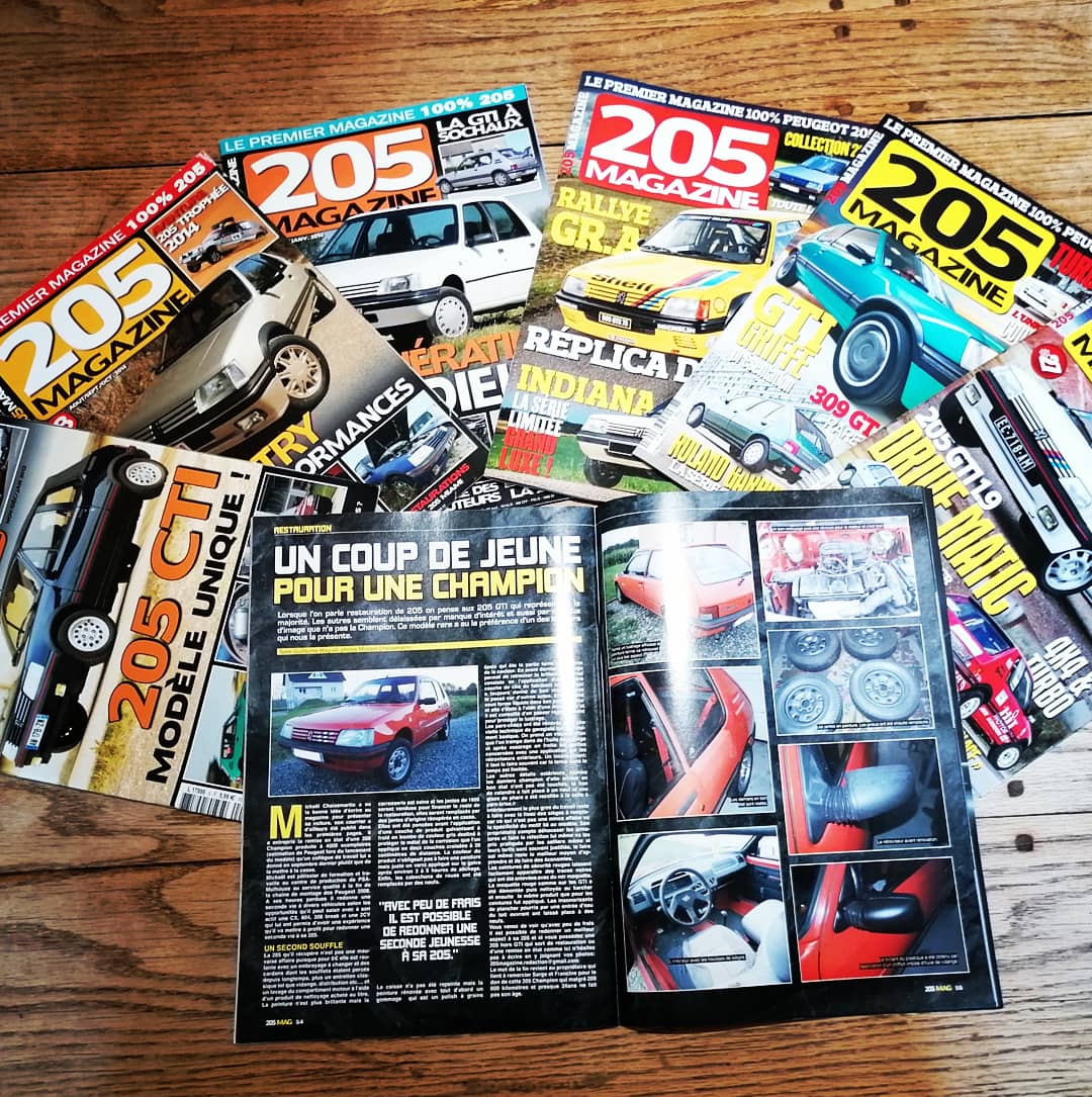 raid_car's tweet image. / UN PEU DE DOCUMENTATION /

Une belle petite collection des "205 magazine", malheureusement incomplète...📚 
Néanmoins, nous sommes tombés sur un article assez intéressant qui traite de la 205 Champion !🏁

#europraid #europraid2021 #association  #solidaire #peugeot #205magazine