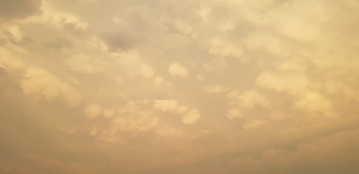 #bijzondere #wolkenluchten #capelle . #regen en #onweer op komst