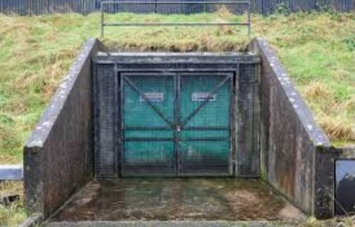 HitlurOG's tweet photo. @chauncy_fares 
I sell bunker for £ 31
Has food and instructions for two weeks disadvantage smells a lot like fish and chips https://t.co/T69O5jk7Ox