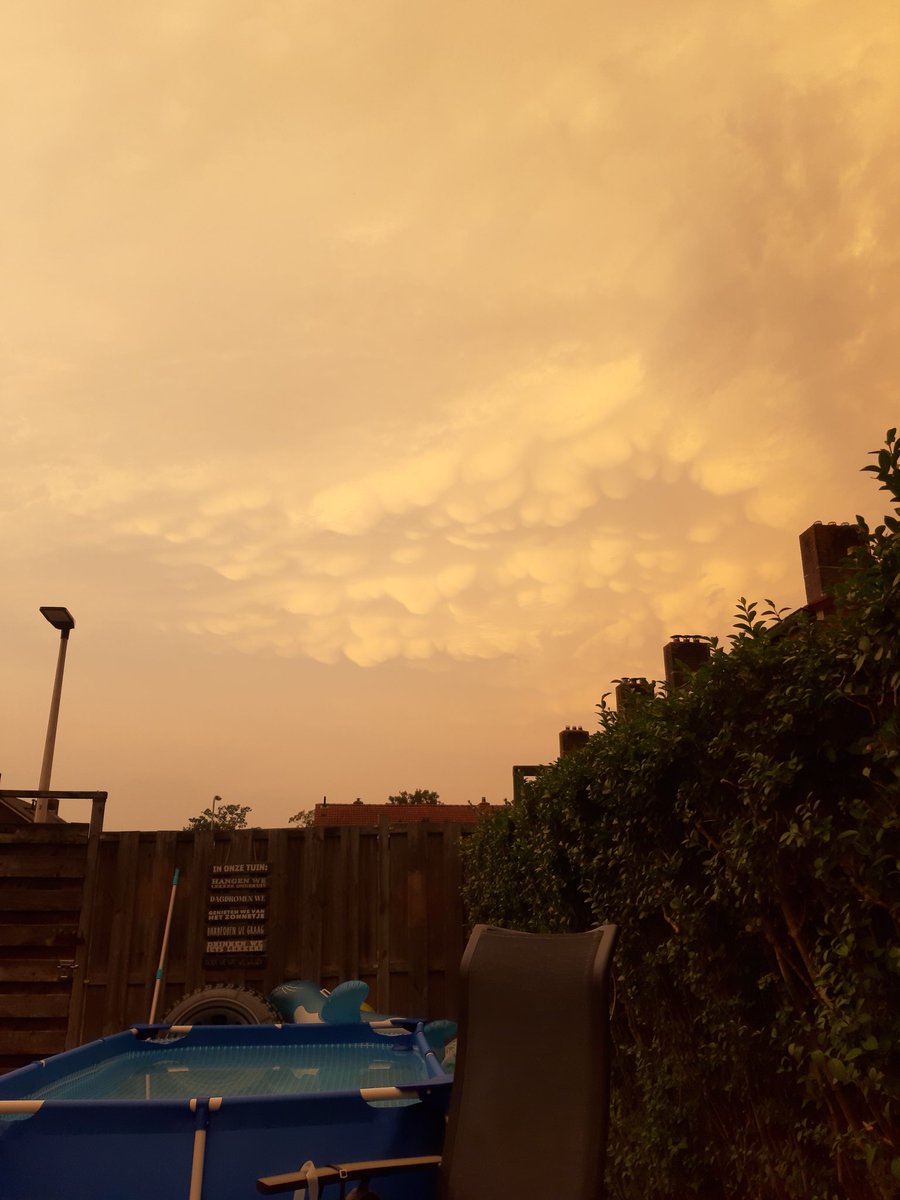 AngelaH24's tweet photo. @EdAldus mooie lucht boven Puttershoek! Het rommelt in de verte en er vallen wat spetters, maar het is heerlijk!! https://t.co/FdFIgP9mWI