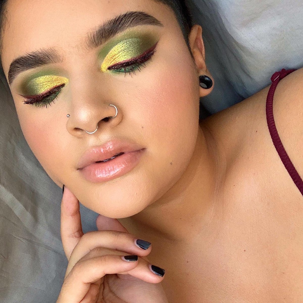 KarolsCorner's tweet photo. it’s the brand new @fentybeauty snapshadows and new burgundy full frontal mascara for me!!! 😛
——
wearing fenty beauty #SNAPSHADOW palettes in Money 💸 and Wine 🍷+ limited edition burgundy #FULLFRONTALMASCARA in Mi$$ Merlot 😋 https://t.co/dRRXnpF2cJ