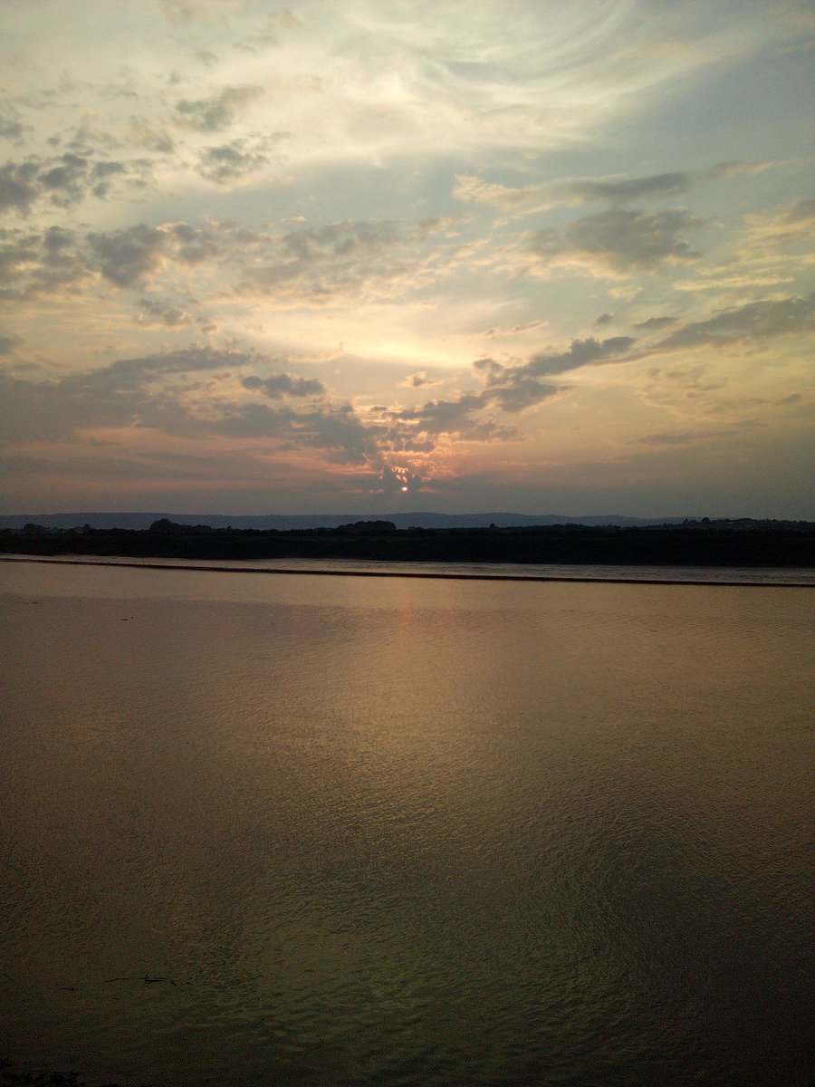 bethw1205's tweet photo. Beautiful sunset over the River Severn this evening #SevernUnlocked #RiverSevern #Epney https://t.co/kpRQ4gjaLJ