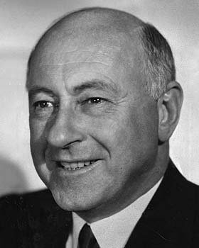  #Efemérides  #TalDíaComoHoy  #OnThisDay  #BOTD  #Cinematography  #Filmmaker  #CecilBDemilleHilo de 21 tweets.1881.Hoy, 12 de agosto, nacía CECIL BLOUNT DEMILLE (f. 1959), productor y director de Cine estadounidense, recordado por producciones de epopeyas históricas y religiosas.