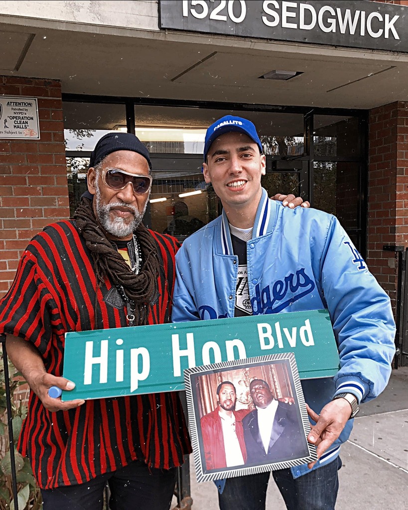 SneakerheadAR's tweet photo. FELIZ CUMPLEAÑOS HIPHOP! Hace 47 años atrás nacía oficialmente la Cultura que tanto amo y me representa. Esta foto la tomó mi hermano Tailón a las pocas horas de haber llegado a New York por primera vez en mi vida. Él, es DJ Kool Herc, el padre del Hip H… https://t.co/YjBr55ZGTw https://t.co/Dcv8rRQ9Fo