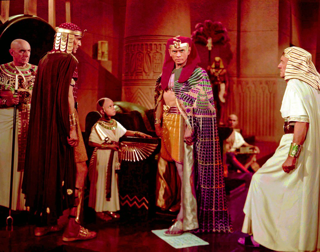 como "The Ten Commandments" (1956), con dos inolvidables interpretaciones de Charlton Heston y Yul Brynner, son dos monumentales aportaciones del Hollywood clásico.Cecil B. DeMille fue un director poco convencional.Ejerció una dictadura férrea sobre los