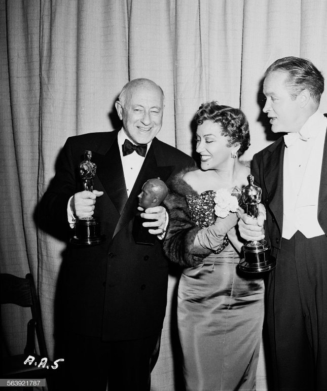 Aunque fue uno de los directores que fundaron en 1927 la Academia de las Ciencias y Artes Cinematográficas de Hollywood, y pese a que en 1949 recibió el Óscar Honorífico por toda su carrera, el trabajo de Cecil B. DeMille no fue muy premiado por la Academia.