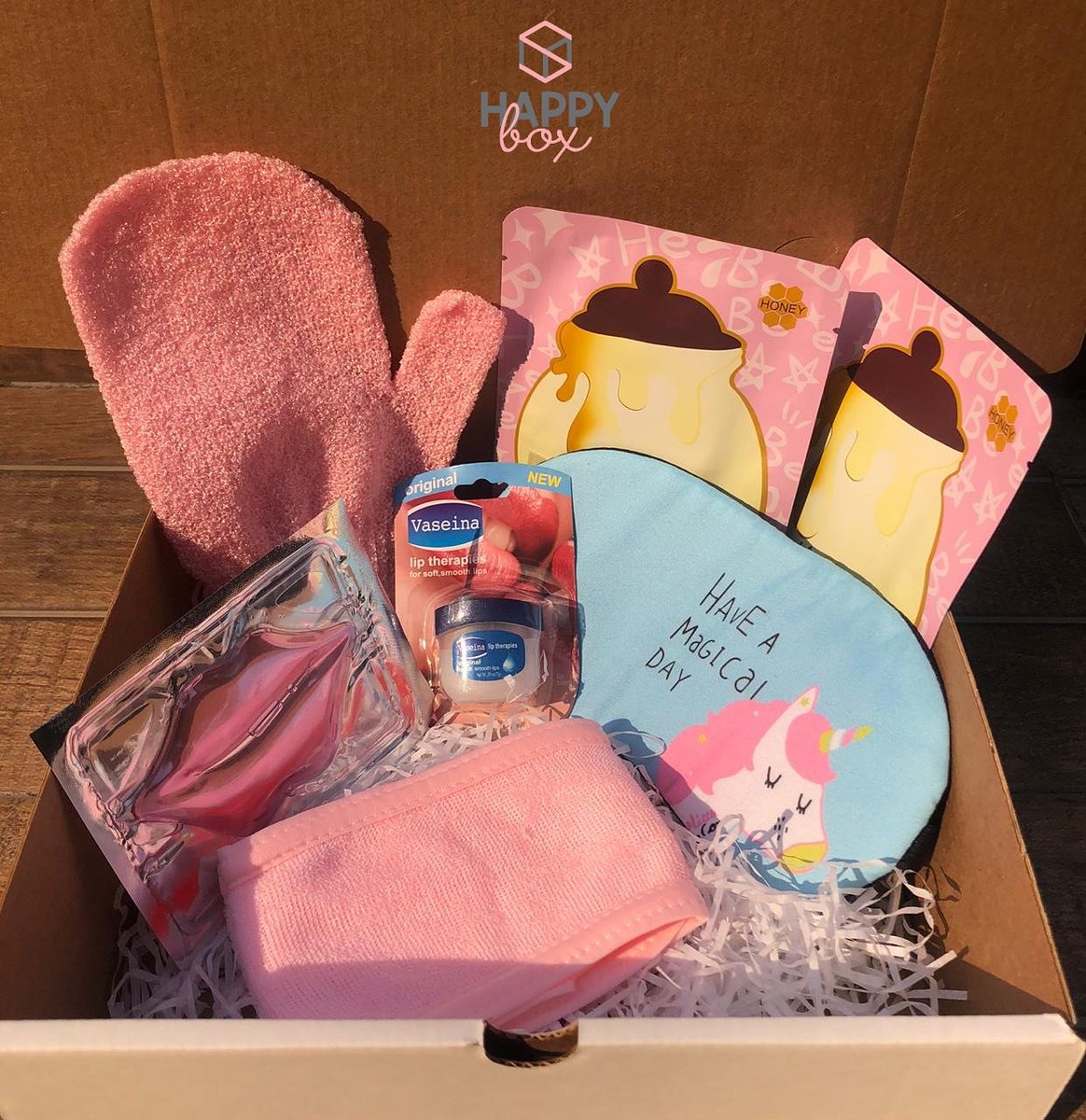 happyboxpy's tweet photo. ✨ 𝗖𝗮𝗿𝗲 𝘆𝗼𝘂𝗿 𝘀𝗸𝗶𝗻 ✨💜 Mimate o mimale a tu amiga con nuestra #CareBox 👄🥰
Contiene 2 mascarillas hidratantes, 1 hidratante de labios, 1 colágeno para labios, 1 antifaz con gel, 1 manopla para exfoliar y 1 vincha de Spa 💆🏻‍♀️🎁💕
Quedate en casa y escribinos! 📩 https://t.co/3wM78lajYP