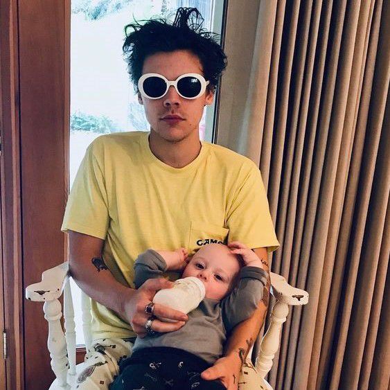 centralhshq's tweet photo. Se tem uma coisa que Harry ama, é criança. Ele sempre falou sobre ter filhos, já é padrinho de pelo menos 3 crianças e está sempre brincando com elas. Para melhorar a tarde, aqui vai Harry com algumas dessas fofuras!🤍 https://t.co/BTlvnDKF36