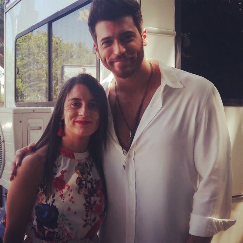 CanYaman_97's tweet photo. Bebeğım with lucky fans 😍❤️

#BayYanlış #EzGür 
#CanYaman #ÖzgeGürel
#ÖzgürAtasoy #Ezgiİnal https://t.co/kPS6wF6rHd