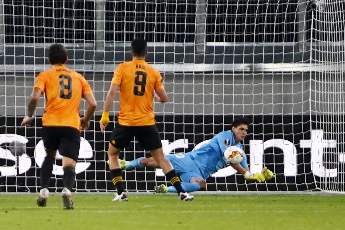 SportsCenterBR's tweet photo. D E F E S A Ç A! O momento em que Bono pegou o pênalti de Jimenez e salvou o Sevilla.

Foto: @SevillaFC 
#EuropaLeagueFOXSports https://t.co/94yXMxGJ6B