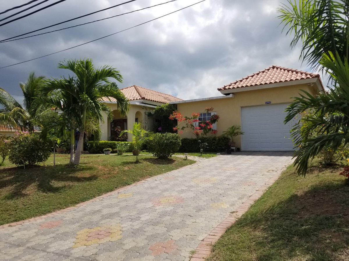 Odlan16's tweet image. Hello twitter fans... The Aqueduct Country Club is located in the the Bushy Park Area of St. Catherine is another option for you to own your #ownhome. Make contact today so we can guide you through the process of getting your keys.
