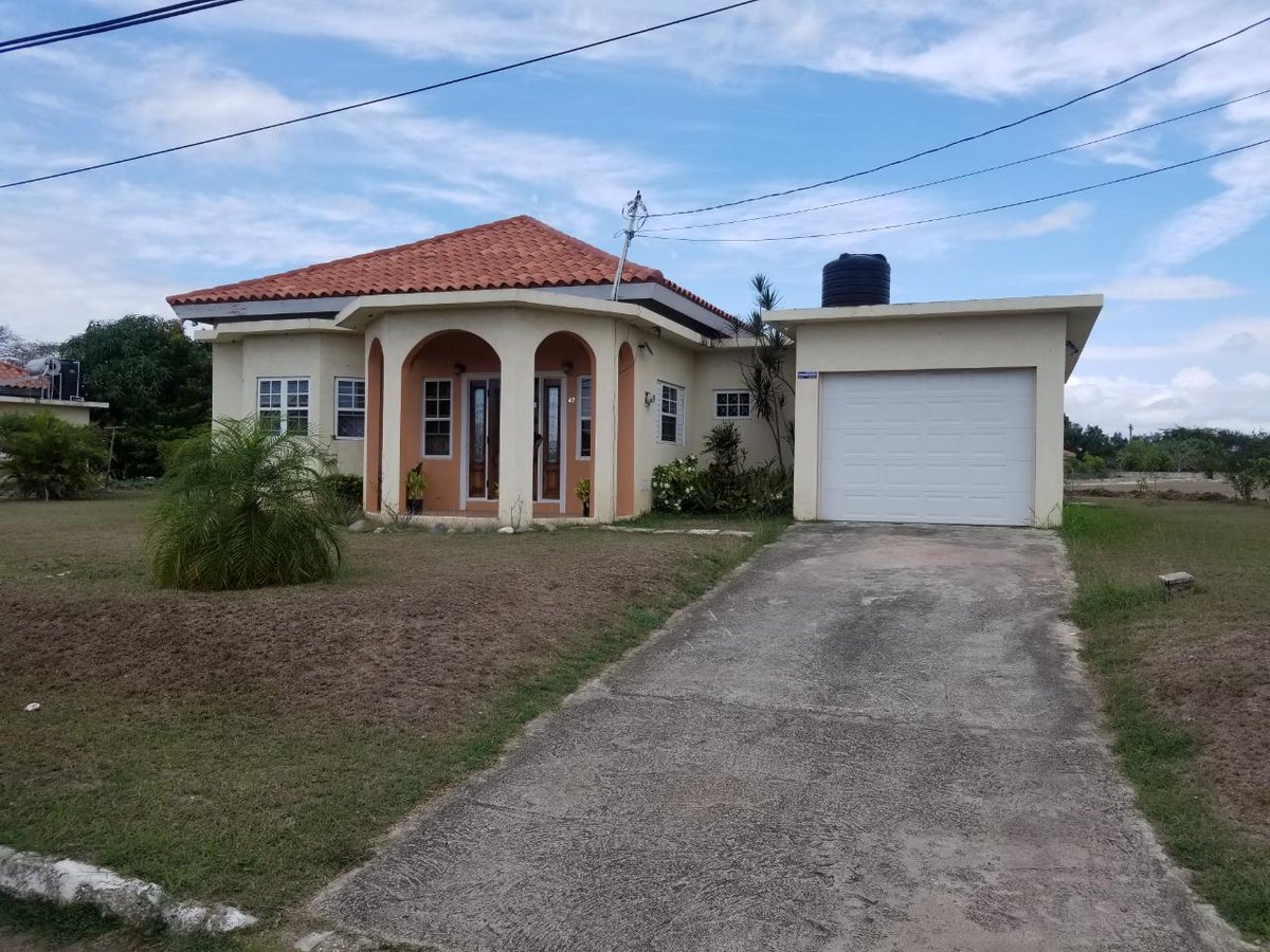 Odlan16's tweet image. Hello twitter fans... The Aqueduct Country Club is located in the the Bushy Park Area of St. Catherine is another option for you to own your #ownhome. Make contact today so we can guide you through the process of getting your keys.