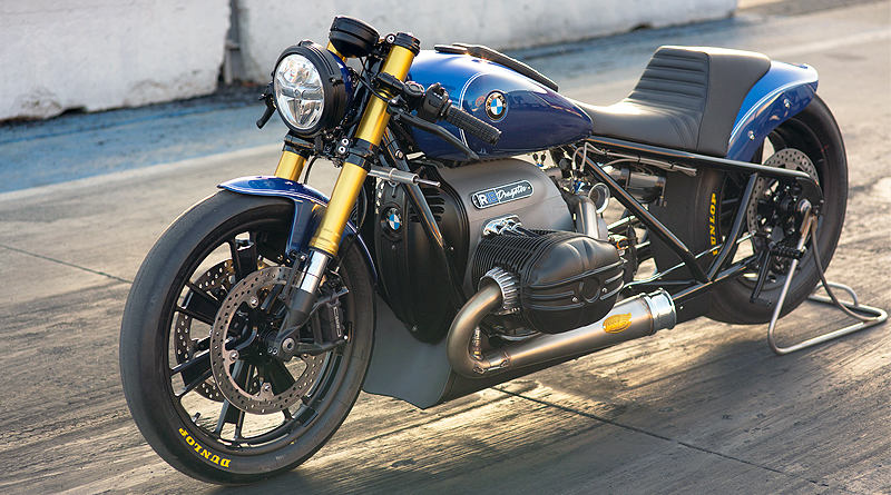 DriversEcuador's tweet photo. El diseñador de motos personalizadas @RolandSands transforma la nueva BMW R 18 en una increíble #dragster con el icónico y masivo motor bóxer de dos cilindros. ¡Impresionante! #BMW #Motos #R18Dragster #RolandSands #BMWMotorrad #Customizada #Diseño #Exclusivo #ÁlvarezBarbaSA https://t.co/FSrEJAAygy