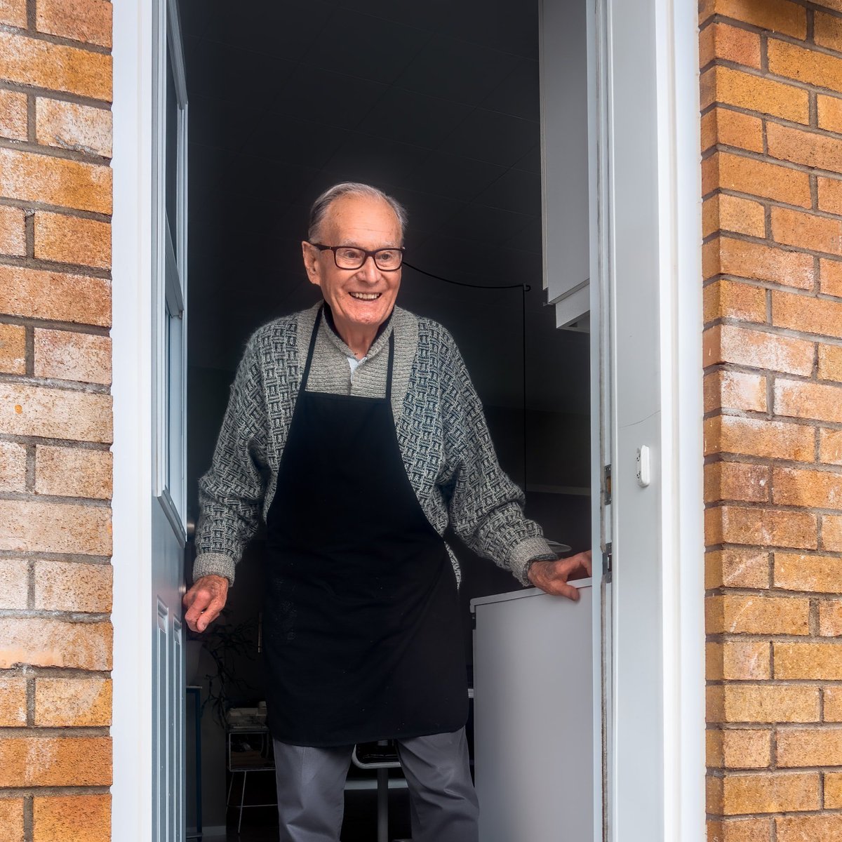 SSCS_CA's tweet photo. Are you a senior who’d like help with simple tasks like picking up groceries? Or are you someone who’d like to volunteer to help seniors? Call 2-1-1 or email betterathome@sscs.ca. https://t.co/eRUtdyUweY