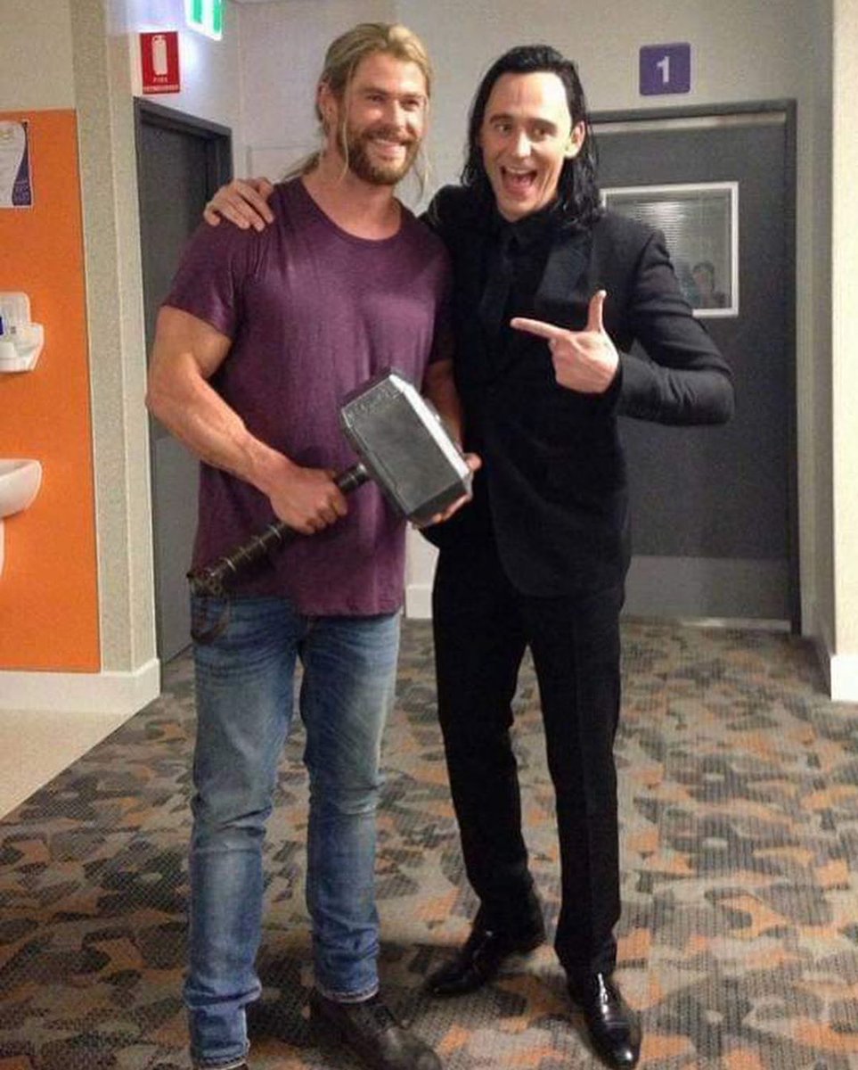 maryensenada's tweet photo. #HiddlesHems #TomHiddleston #ChrisHemsworth #HappyBirthdayChris @HiddlestonSpam https://t.co/riGAx7QoNF