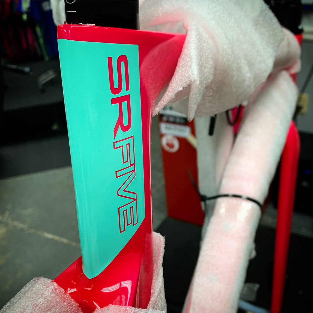CannonCyclery's tweet photo. Unboxing and building up this beauty. Might be the first one of its kind. #SRfive @quintanarootri #localbikeshop https://t.co/7vhIhCzOXV
